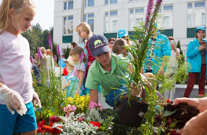 Конкурсные сады фестиваля "Цветочный джем" продолжают расцветать: они украсили почти 7000 квадратных метров общественных пространств Москвы