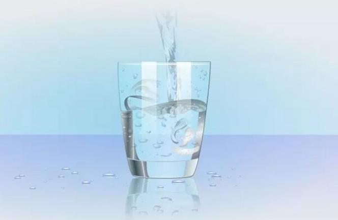Диетолог рассказал, когда полезная вода может стать вредной