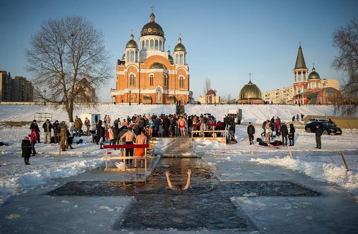 Каждый пятый россиянин планирует в Крещение окунуться в прорубь