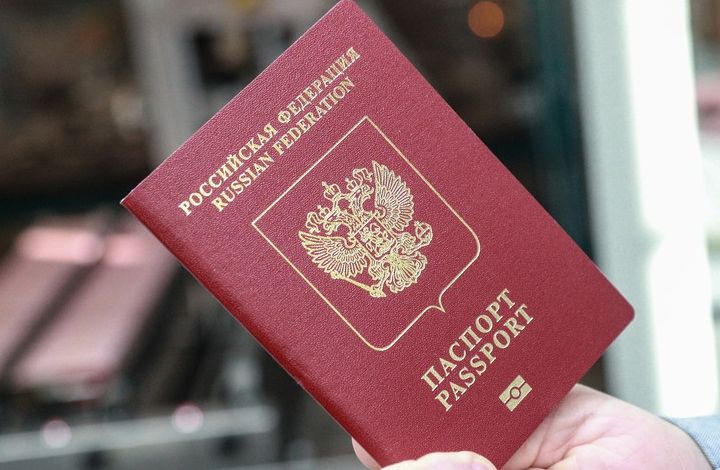 Политолог прокомментировал решение Киева не признавать паспорта РФ