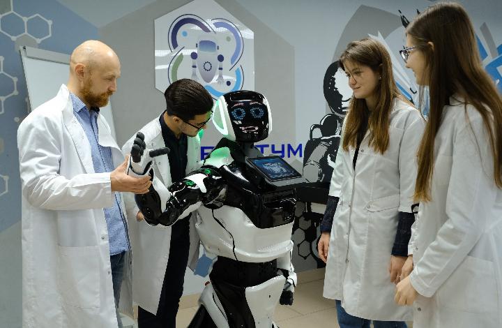 В Ямало-Ненецкой гимназии робототехнику будет преподавать робот