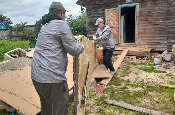 Подмосковные активисты ОНФ помогают многодетной семье из новгородской области отремонтировать аварийный дом