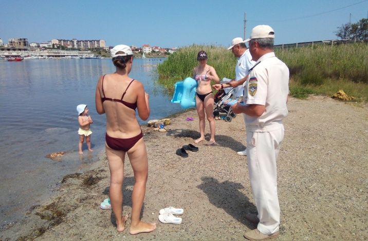 Сотрудники ГИМС в ходе рейда призвали жителей и гостей Севастополя купаться в специально оборудованных местах