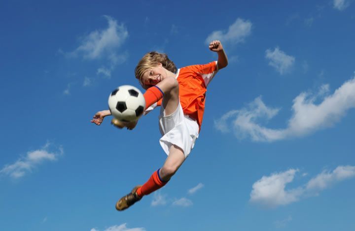 Британские ученые: игра в футбол головой приводит к мозговым нарушениям