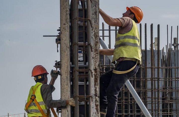 Ввоз трудовых мигрантов одобряет каждая третья строительная компания, сотрудники строительных организаций — против