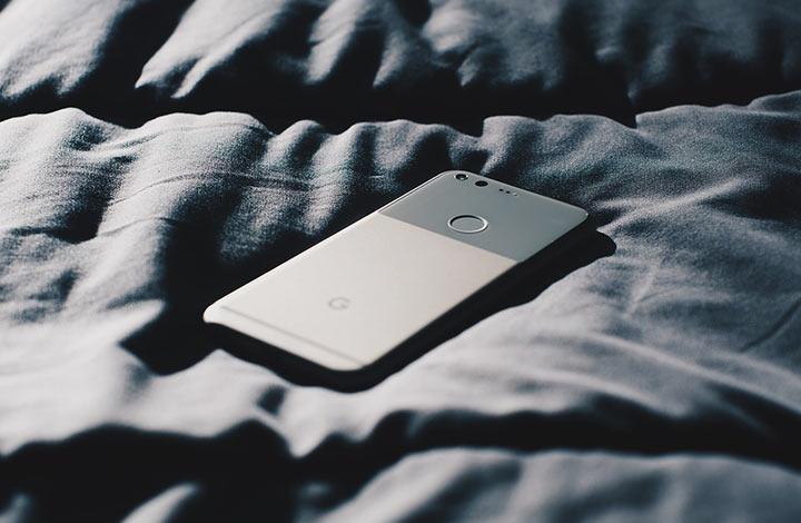 Безопасно ли спать рядом со смартфоном?