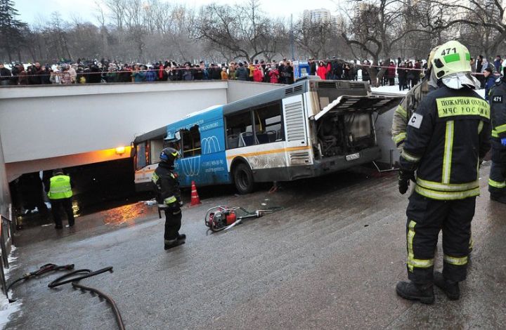 Водитель въехавшего в людей автобуса в Москве мог перепутать педали