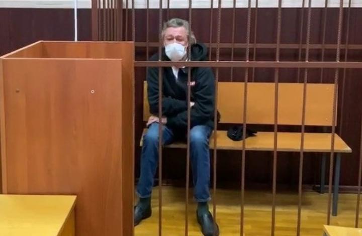 "Он не убийца". Адвокат объяснил выбор домашнего ареста для Ефремова