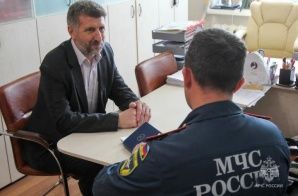 В канун выборов Президента России сотрудники МЧС проверили пожарную безопасность на избирательных участках в Севастополе