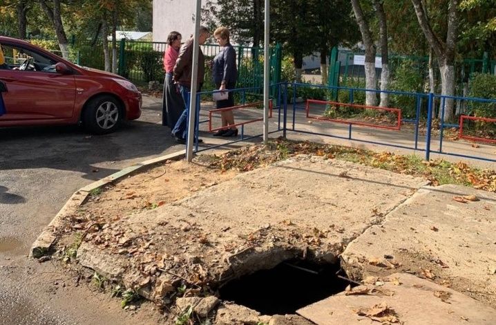 Активисты ОНФ просят власти закрыть люки и обустроить тротуары на пути следования детей в школы подмосковного Пушкино