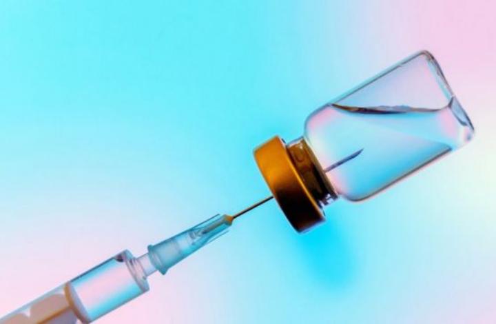 "Дерзкая попытка". Инфекционист о вакцине от гриппа и COVID-19