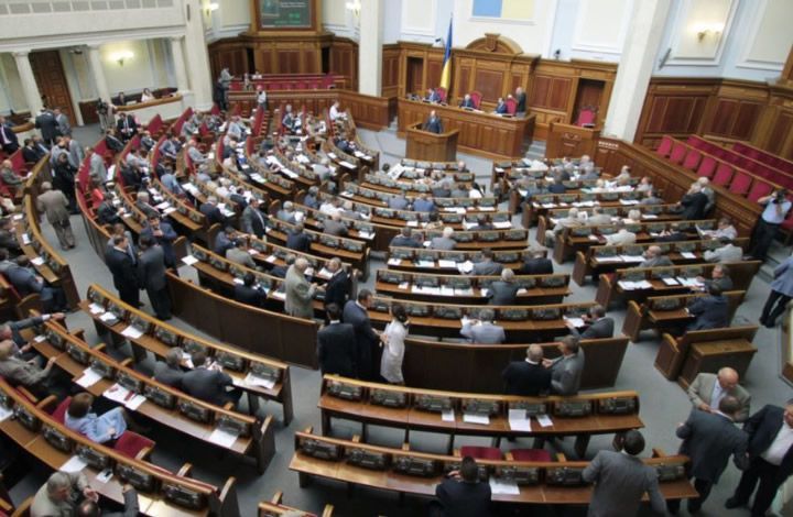 Политолог: в доходах депутатов Рады зарплата – это ничтожный показатель