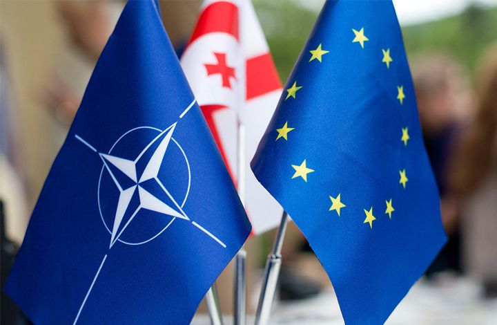 "Улыбаться и кланяться". Политолог об опасениях Эстонии по поводу ЕС и НАТО