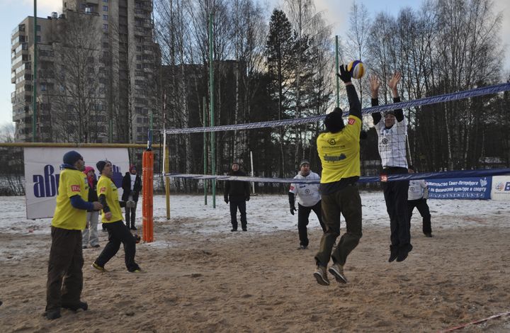 В Курортном районе состоялся XIII Открытый Рождественский турнир по волейболу на снегу