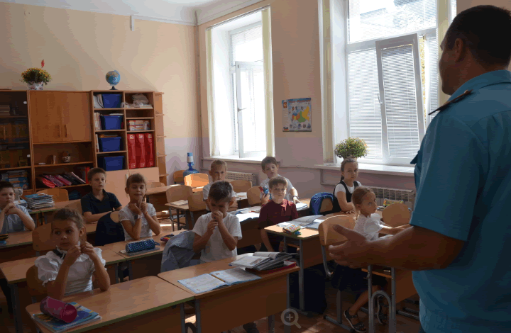 Сотрудники управления надзорной деятельности провели урок безопасности в Севастопольском политехническом лицее