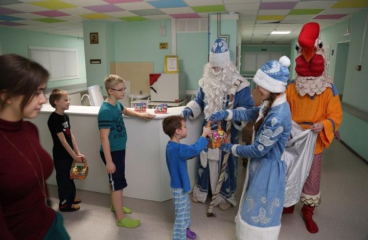 Участники фестиваля «Путешествие в Рождество» подарили праздник детям, проходящим лечение в Филатовской больнице