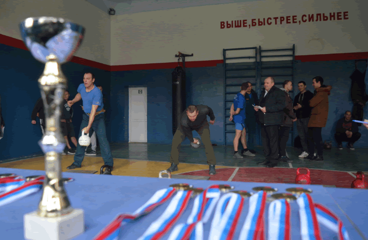 Сотрудники севастопольского чрезвычайного ведомства соревновались в гиревом двоеборье