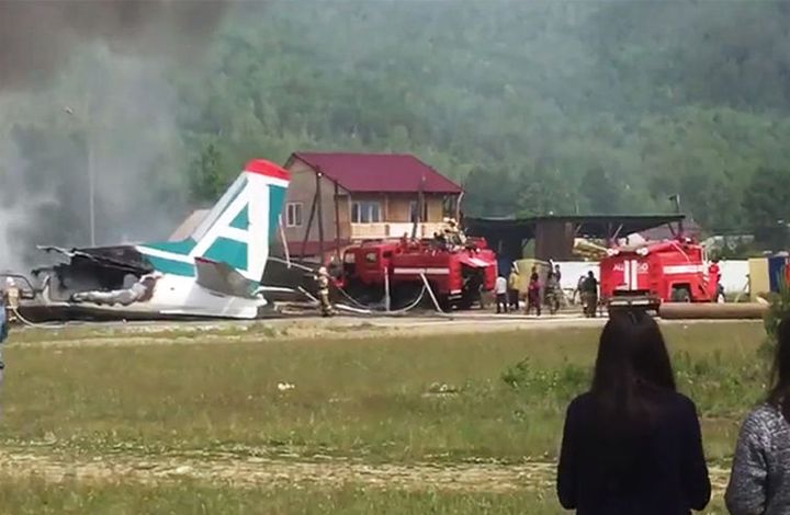 Авиаэксперт прокомментировал аварийную посадку Ан-24