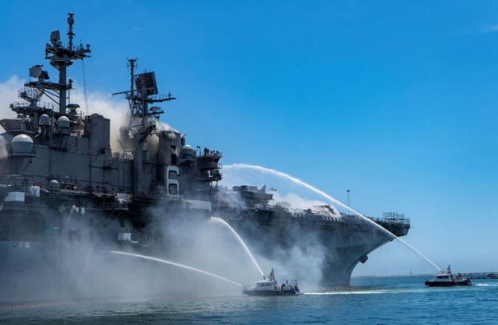 "Страшное дело". Военный эксперт назвал версии пожара на базе ВМС США