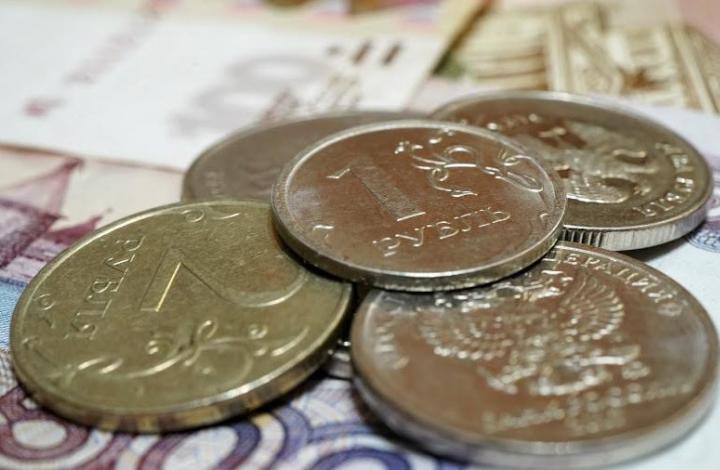 Экономист нашел объяснение позиции рубля в "индексе бигмака"