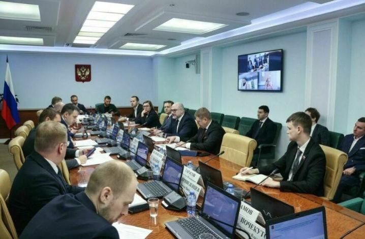 Почта России и маркетплейсы обсудили форматы сотрудничества на площадке Совета Федерации 