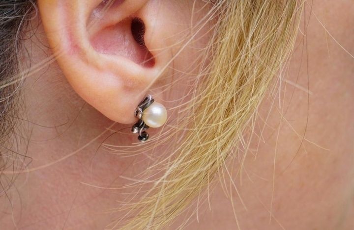 Косметолог предупредила о рисках при прокалывании ушей