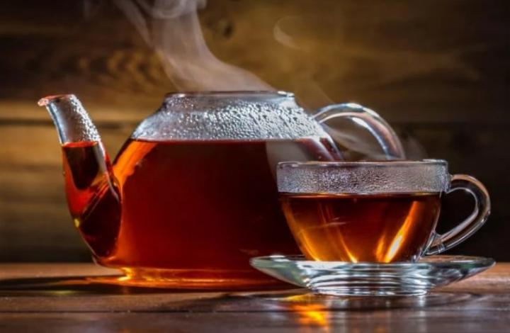 Россиянам рассказали, какие продукты нельзя запивать горячим чаем
