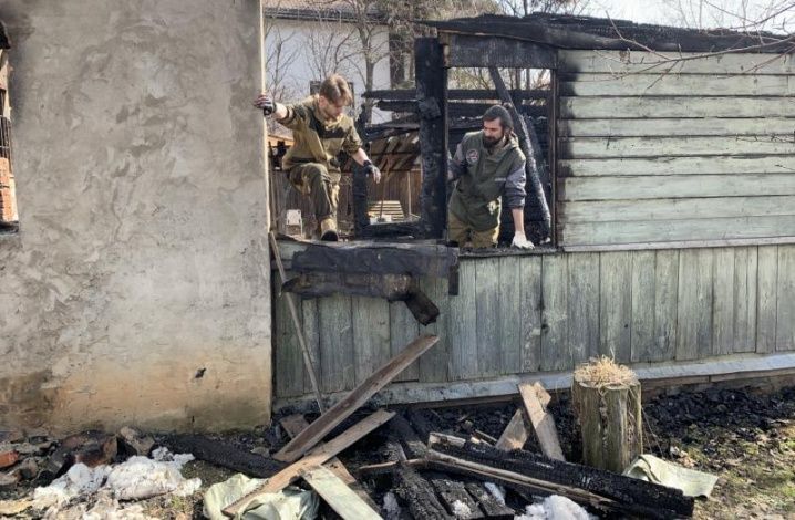 «Молодежка ОНФ» помогает семье погорельцев из Одинцовского района расчистить дом после крупного пожара