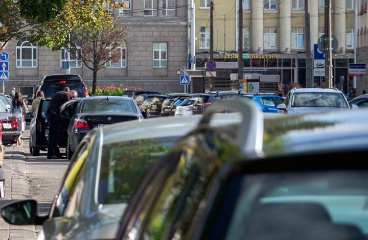 Оставляйте не меньше 20 минут на то, чтобы найти парковочное место в центре Москвы