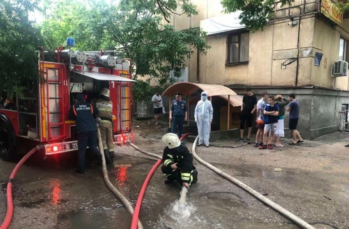 Севастопольские спасатели производят работы по ликвидации последствий сильного ливня