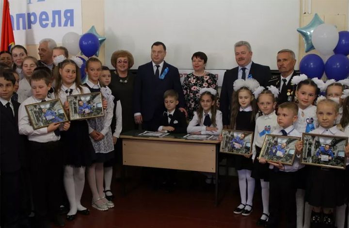 В Севастопольской школе ко Дню авиации и космонавтики торжественно открыли «Парту Героя»