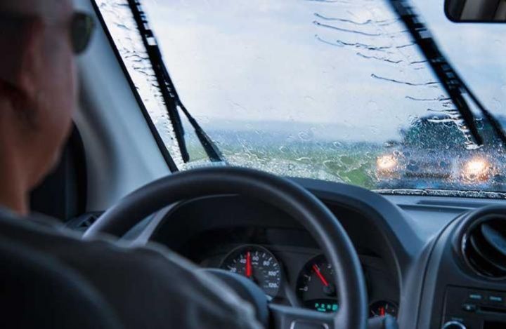  "Скорость и дистанция". Эксперт дал советы по вождению автомобиля в дождь