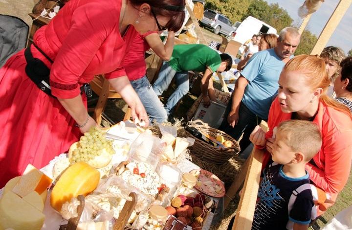 На юге России прошел ежегодный праздник народной еды «Веселые шкварки»