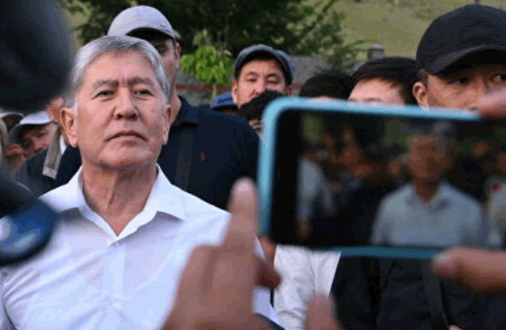 Политолог: власти Киргизии решили "не церемониться" с Атамбаевым