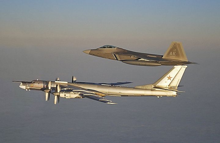 Эксперт о перехвате США Ту-95 близ Аляски: наши полеты вызывают "интерес"