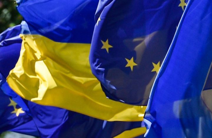Политолог: ЕС от предупреждений в адрес Киева перешел к реальным действиям