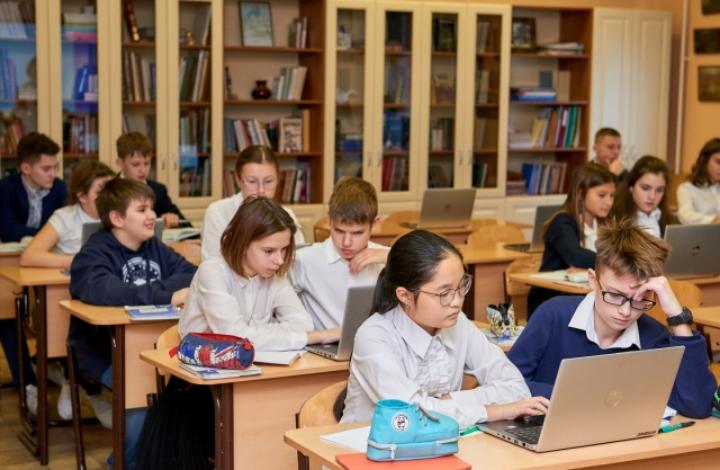 Возвращение учеников в школы москвичи поддерживают чаще, чем переход на дистанционку