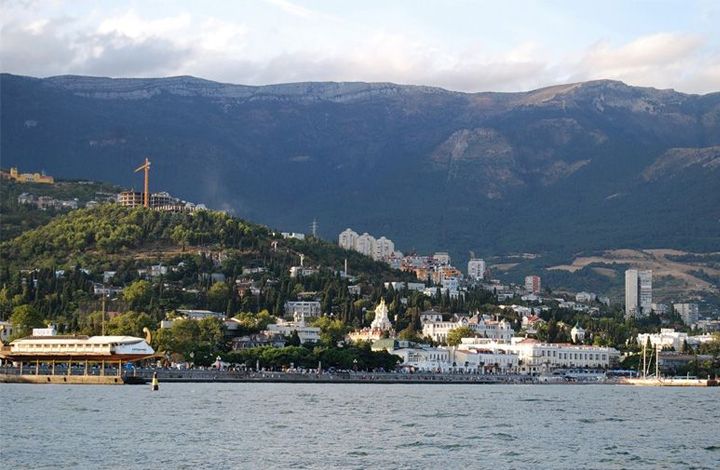 Эксперт: парламентариям из ЕС по-человечески интересно съездить в Крым