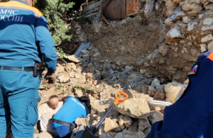 В Севастополе сотрудники МЧС и ЦОМГЗ спасли мужчину, пострадавшего вследствие обрушения подпорной стены