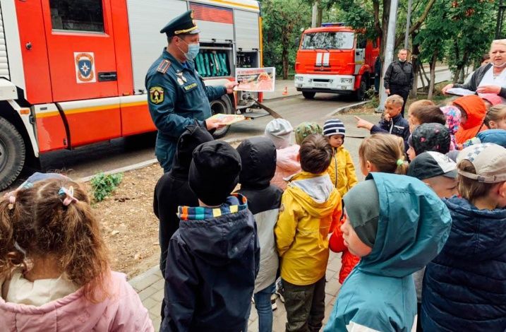 В Севастополе сотрудники МЧС России провели занятия по пожарной безопасности с воспитанниками детского сада №10