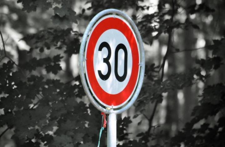 Снижение скорости до 30 км/ч на улицах своих населенных пунктов одобряет большинство россиян