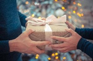 Восемь из десяти россиян дарят подарки на Новый год