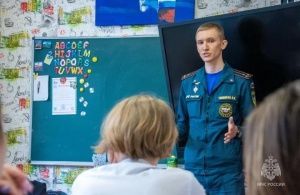 Как стать пожарным и спасателем? Сотрудники МЧС России проводят в севастопольских школах уроки профориентации