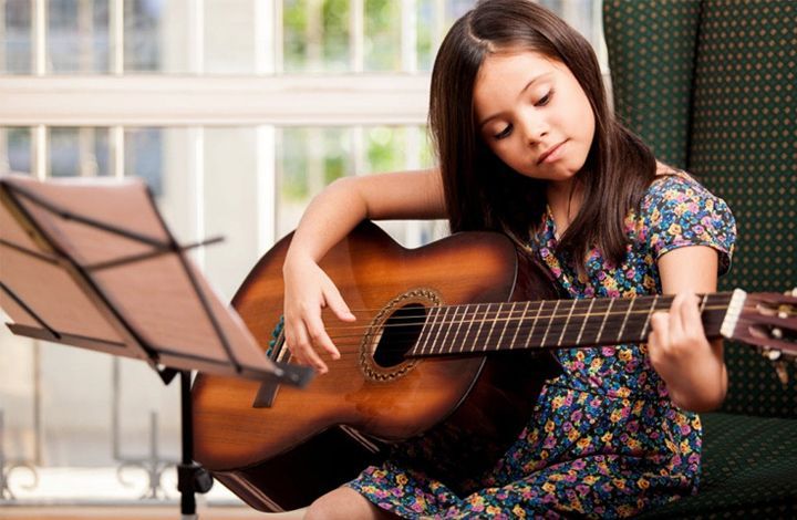 Пользы игры на гитаре для успеваемости школьника