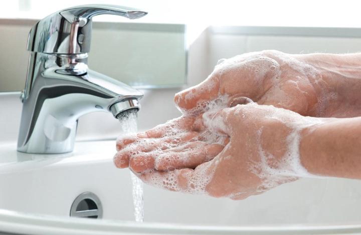 Врач Бессмертный напомнил о правиле мытья рук после обвинений в фейке