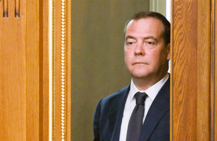 Россияне рассказали, чем им запомнился Дмитрий Медведев на посту Председателя Правительства РФ