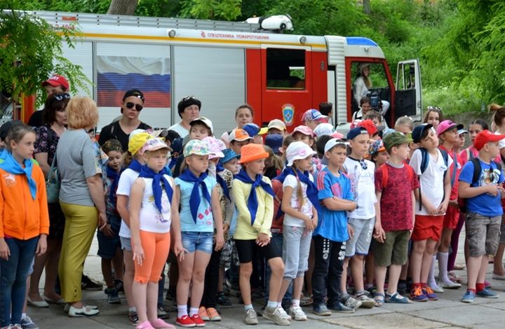 «Мой друг - МЧС» - севастопольские школьники попробовали себя в роли пожарных и спасателей