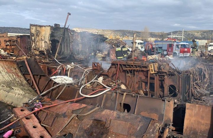 Севастопольские огнеборцы ликвидировали горение мазута на судне