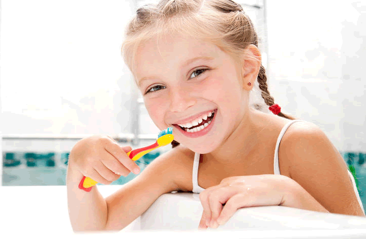 Стоматолог: 80% россиян неправильно чистят зубы 