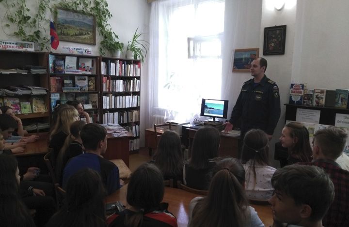 Инспекторы Центра ГИМС МЧС России по городу Севастополю информируют школьников о безопасности на воде